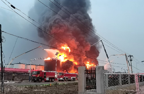 币游国际压缩空气泡沫消防车救援广东省佛山市高明区火灾