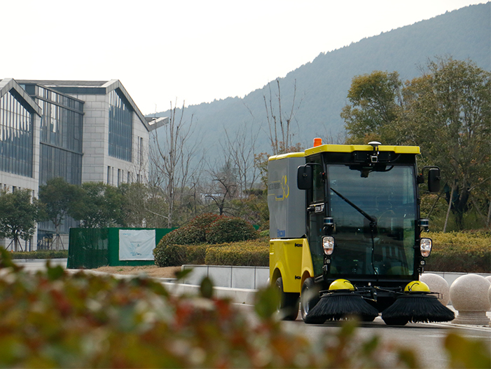币游国际无人驾驶扫路机在徐州珠山艺术街区作业