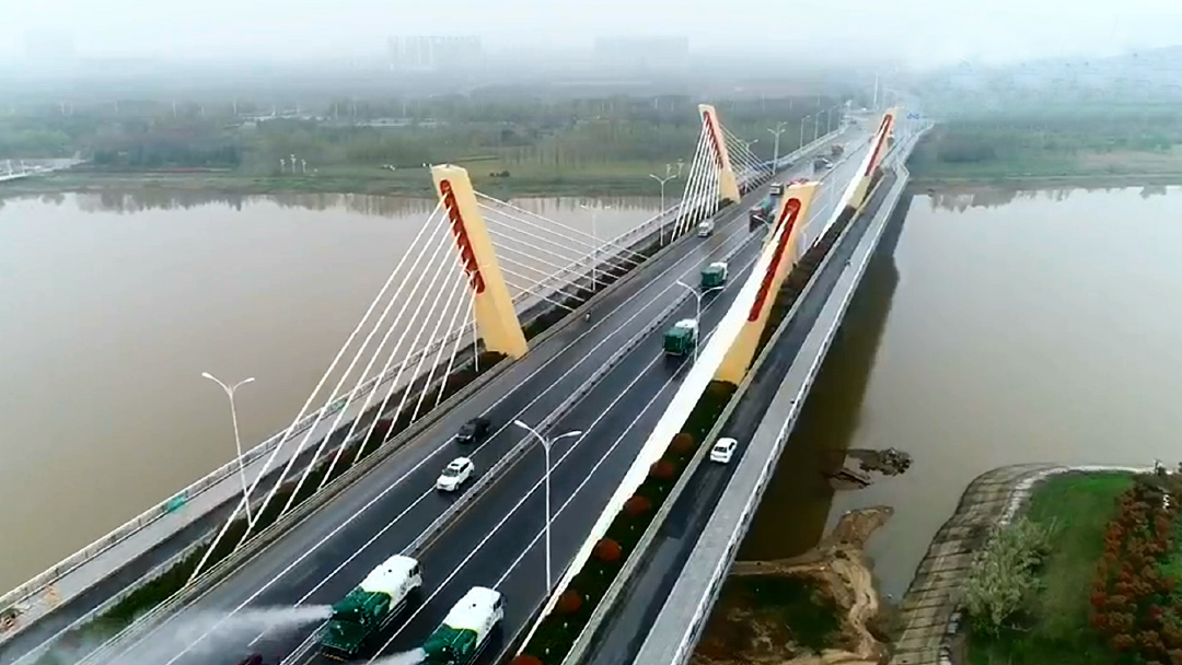 币游国际环卫装备在六安赤壁路大桥作业