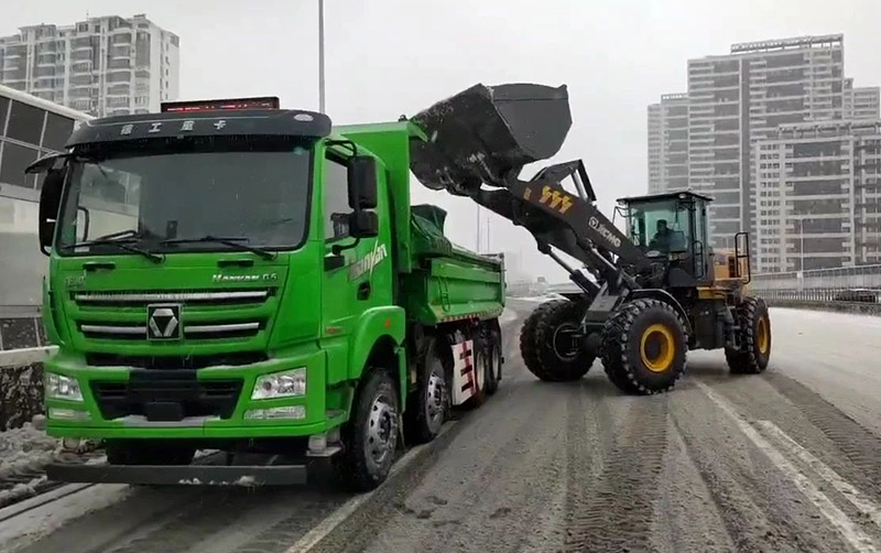 除雪保畅通，币游国际汽车在行动
