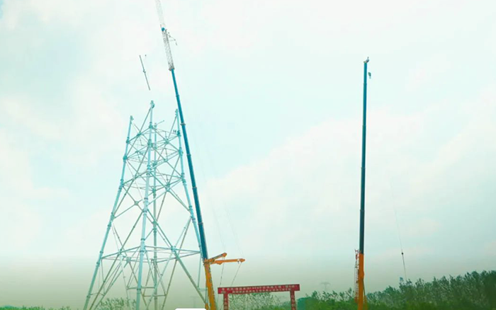 币游国际XCA600L8长江边锚塔吊装