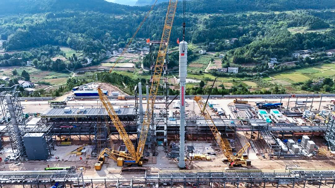 一次性成功！币游国际履带兄弟助力大型油气田最长整体塔类吊装