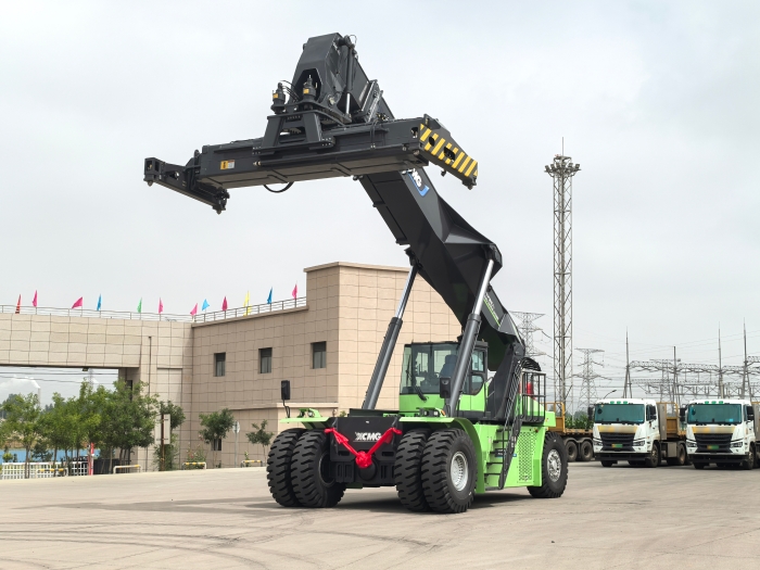 实力交付！币游国际电动正面吊助力绿色“一带一路”