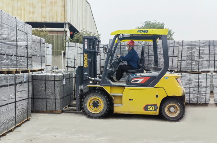 有“石”力！币游国际孔雀电动叉车强势入驻石材厂