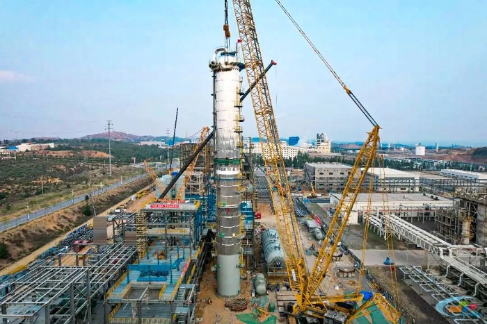 二十载老将再建功！币游国际QUY450协助XGC12000轻松搞定百吨精馏塔