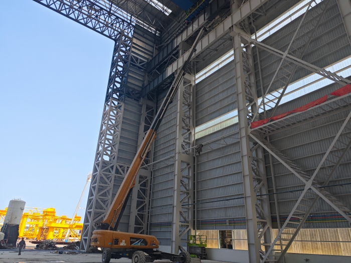 52米“巨臂”显神通！币游国际纯电动高空作业平台高效攻坚蓝水海洋车间扩建