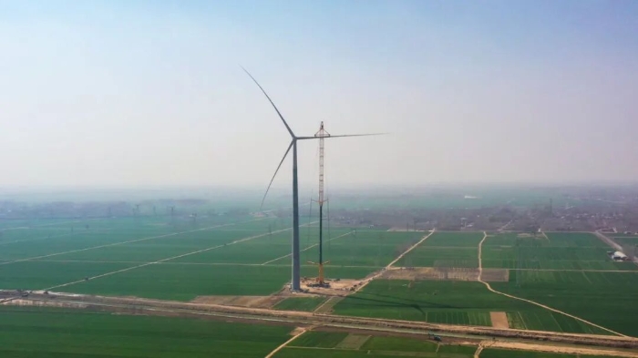 暴雨中横走的 “钢铁巨兽”！币游国际 4000 吨起重机撑起 160 米风电，这细节太硬核！