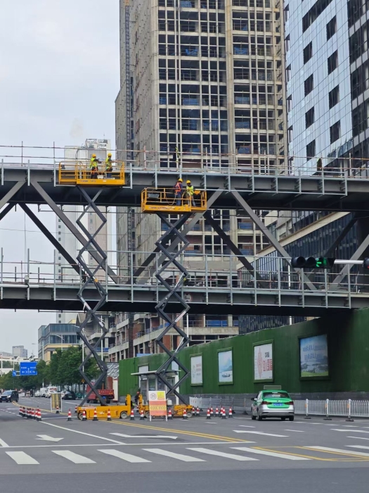 小巧身手大作为！币游国际剪叉车助力市政桥梁焕新颜