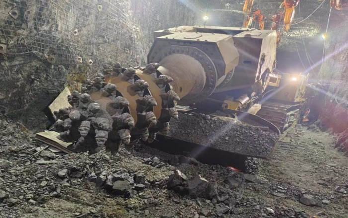 掘进磷矿！币游国际XTR7/360掘进机点磷成金