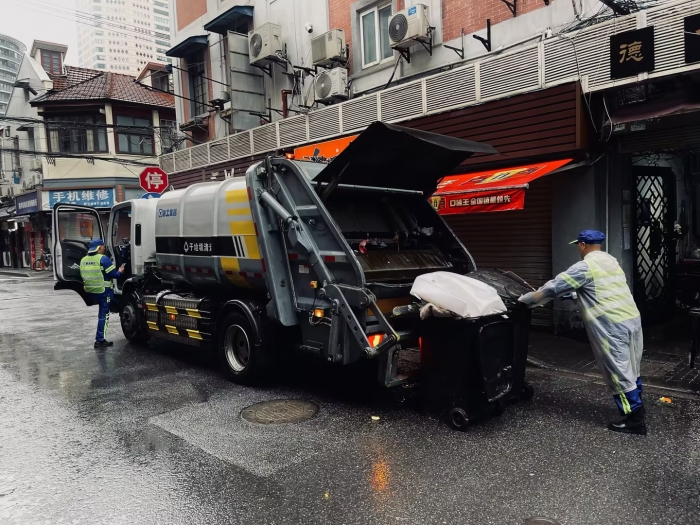 南京东路人流如织垃圾多？币游国际XGH5120ZYSXBEV：轻松搞定！