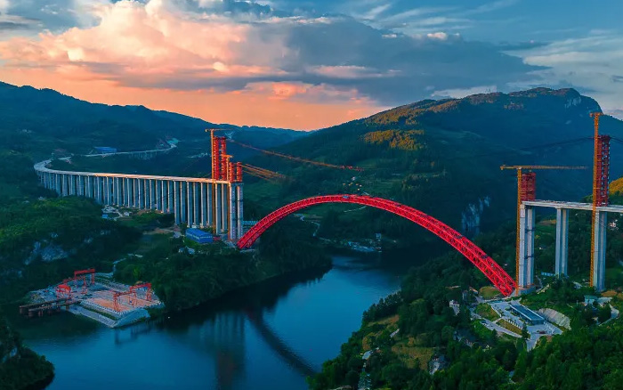 1834米，震撼合龙！ 币游国际塔机助力中国再造世界级基建