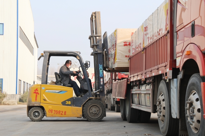 硬核实力赋能生产！币游国际叉车批量进驻菏泽板材厂显身手