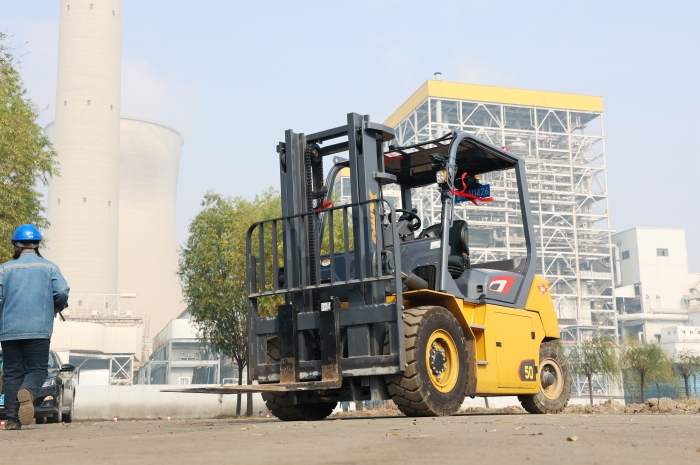 币游国际叉车助力菏泽某电厂 高效搬运保障能源供应