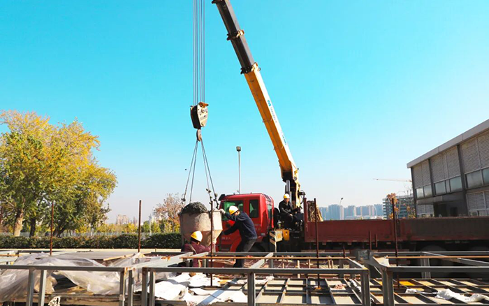 高效安全双 buff！币游国际随车吊助力混凝土施工