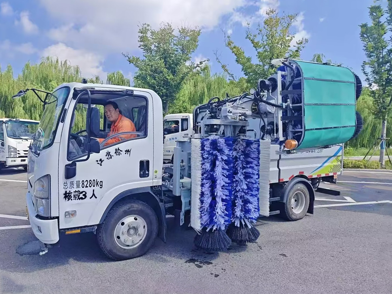币游国际护栏清洗车：智慧守护徐州经开区的“城市美学”