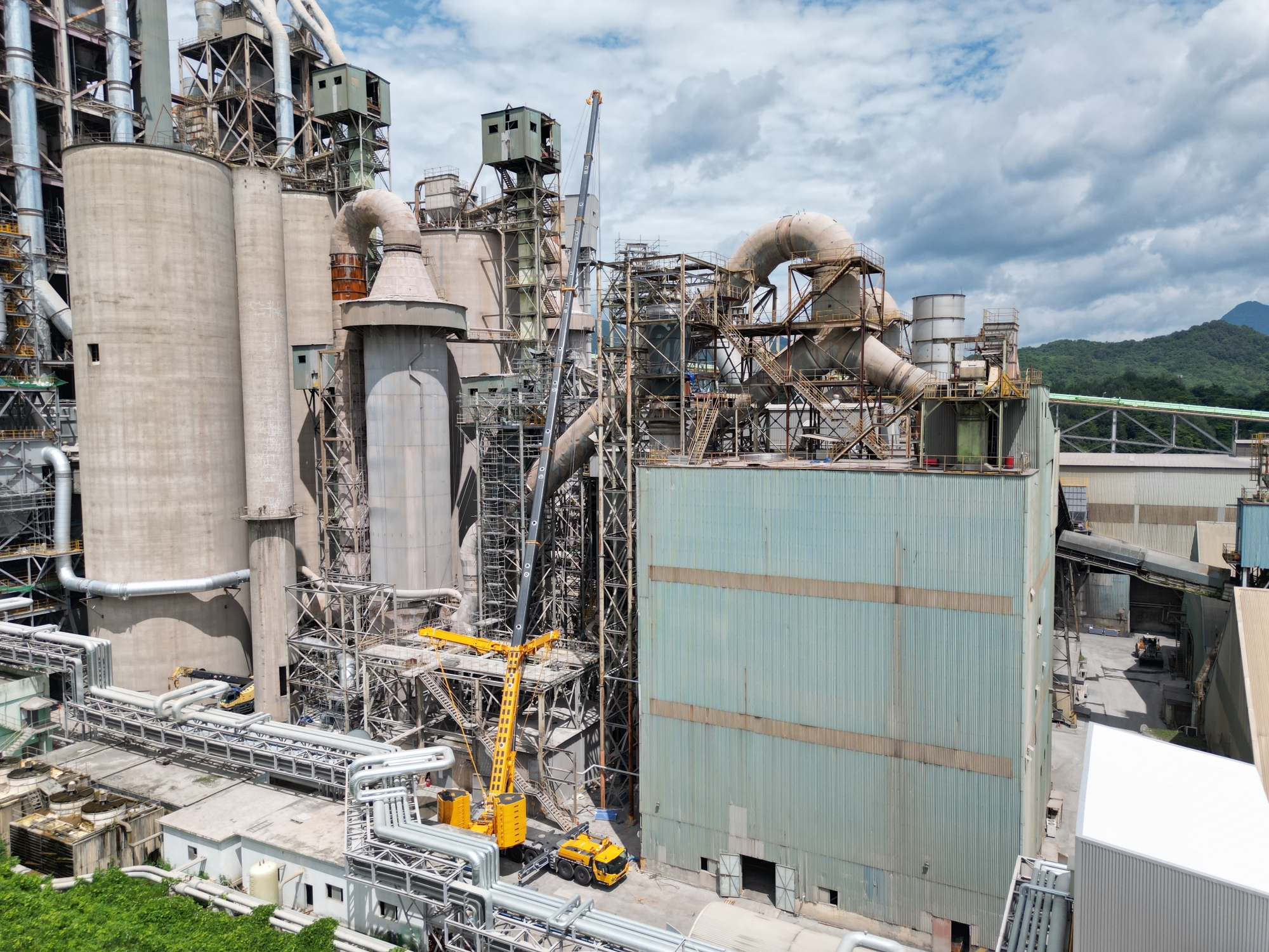 高效精准，稳如磐石——币游国际XCA450_K全地面起重机助力现代水泥厂核心设备吊装